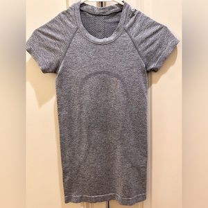 📣LIKE NEW Lululemon size 0 swiftly tech short sleeve regular length shirt.